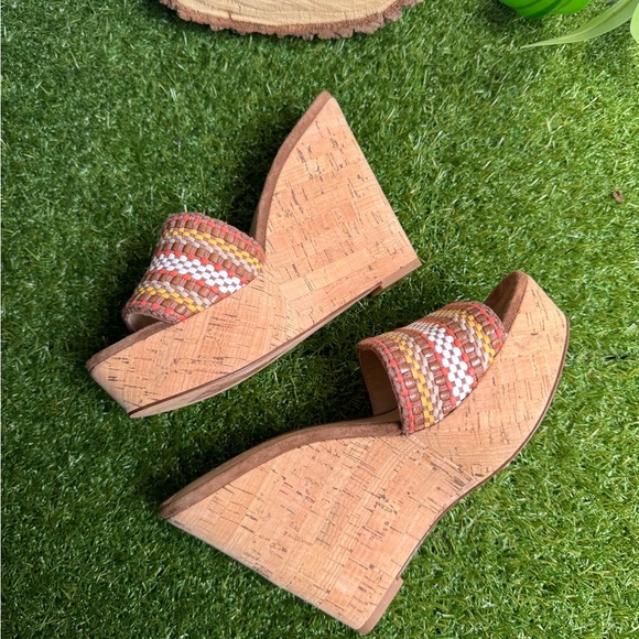 Veronica Beard
Dali Sand Suede Peep-Toe Wedge Platform Sandals size 5.5 women - Picture 9 of 13